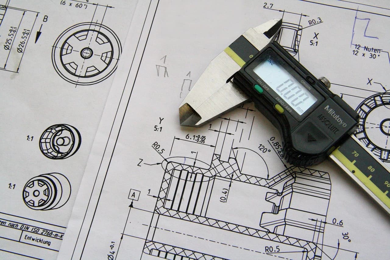 Ingenieur bei der CAD-Konstruktion eines technischen Bauteils